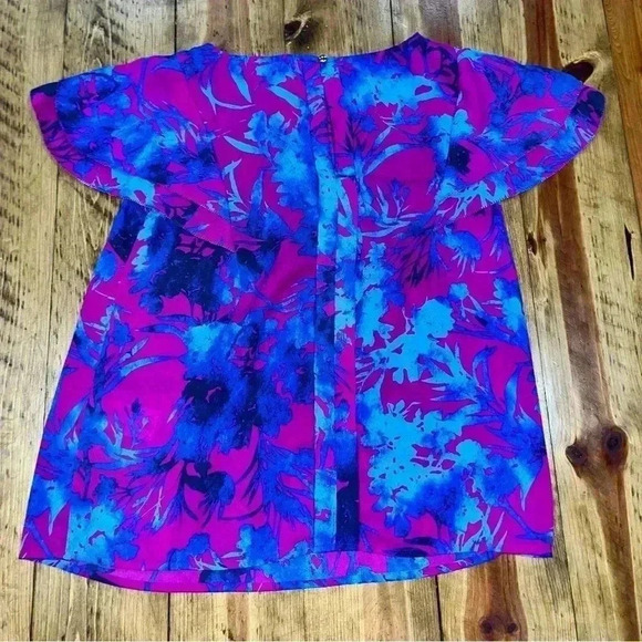 Banana Republic Colorful Floral blouse with capped sleeves, keyhole in back. - Picture 2 of 7